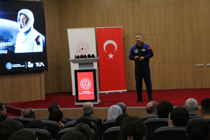 Astronot Gezeravcı Öğrencilerle Buluştu
