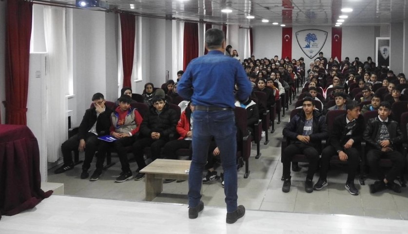 Polislerden Öğrencilere Terör Bilgilendirmesi