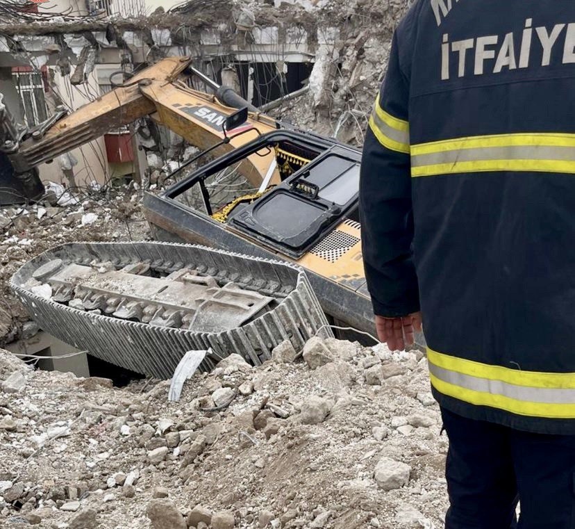 İş Makinesi Devrildi Operatörü Yaralandı