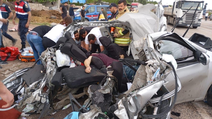 Otomobil İle TIR Çarpıştı: 2 Ölü, 3 Yaralı
