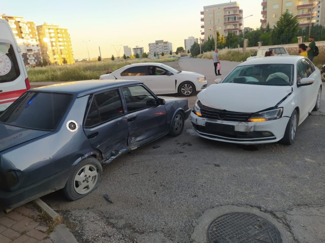 İki Otomobil Çarpıştı: 1 Yaralı