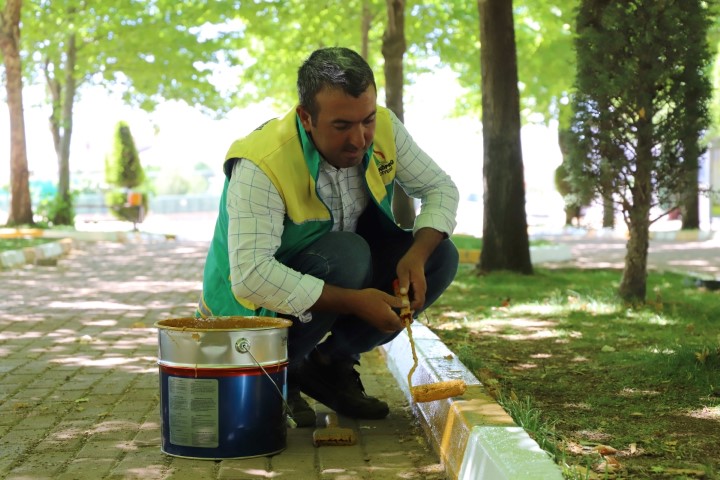 Karaköprü'de Yeşil Alanlar Yenileniyor