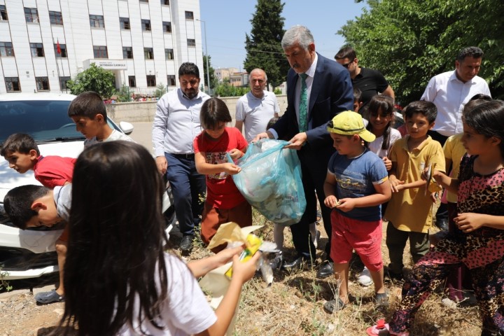 Başkan Hallaç Öğrencilerle Çöp Topladı