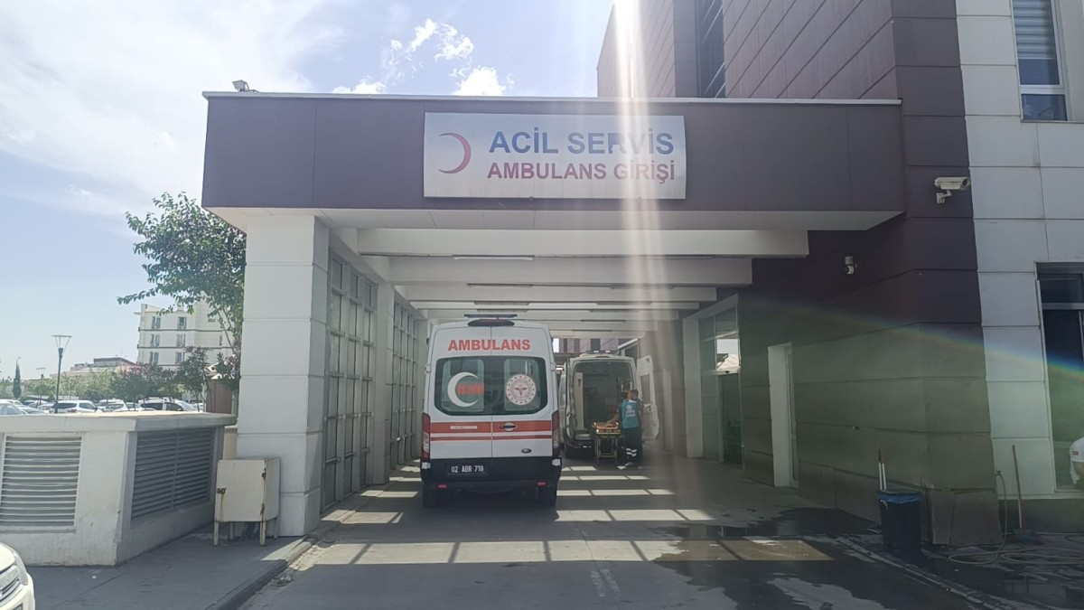 Motosiklet ile Otomobil Çarpıştı: 2 Yaralı