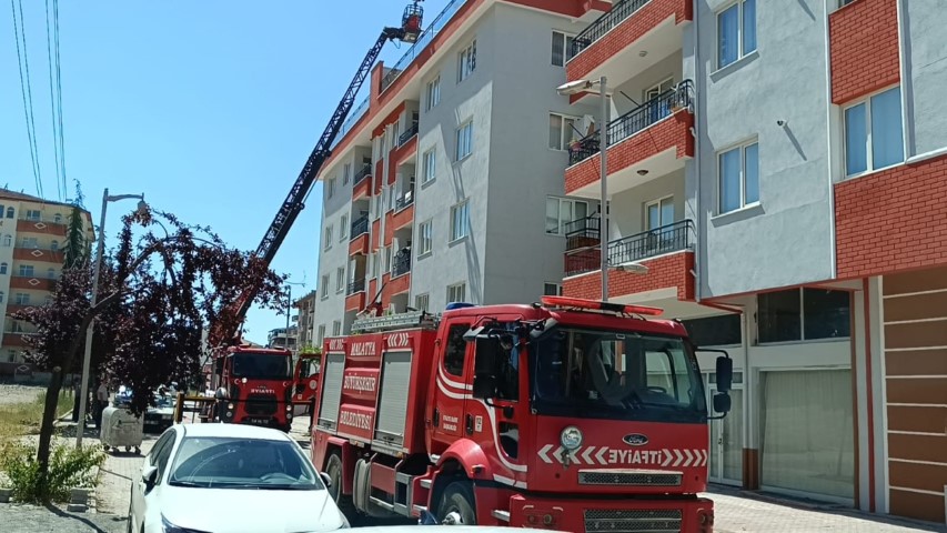Apartman Çatısında Yangın Çıktı