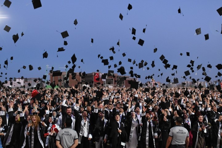 Adıyaman Üniversitesi'nde Mezuniyet Coşkusu