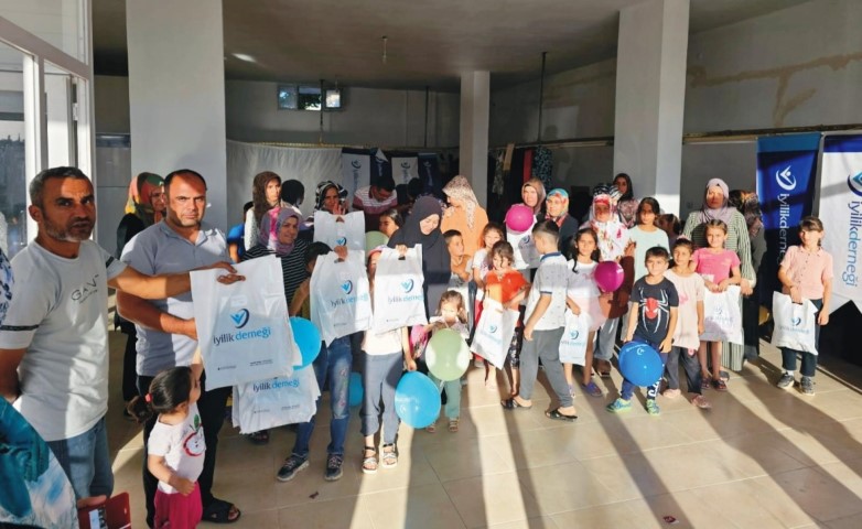 Yardıma Muhtaç Kız Çocuklara Bayram Hediyesi