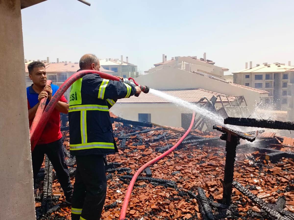 Çatı Katında Çıkan Yangın Paniğe Neden Oldu