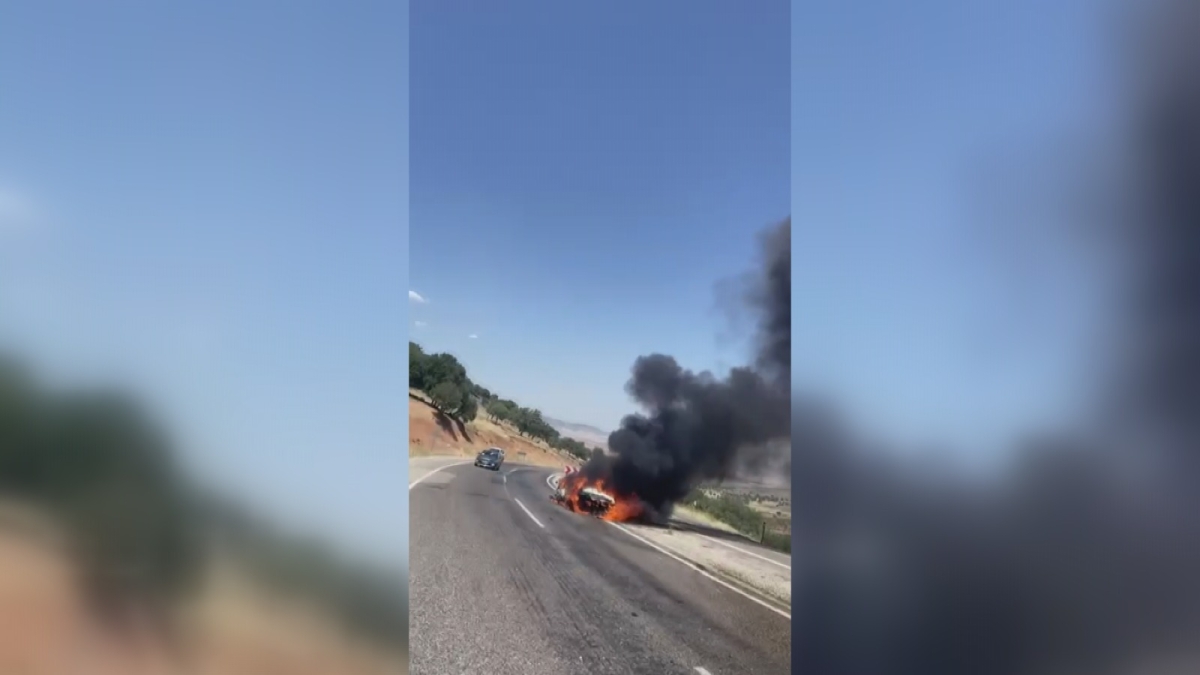 TIR'a Çarpan Otomobil Alev Topuna Döndü