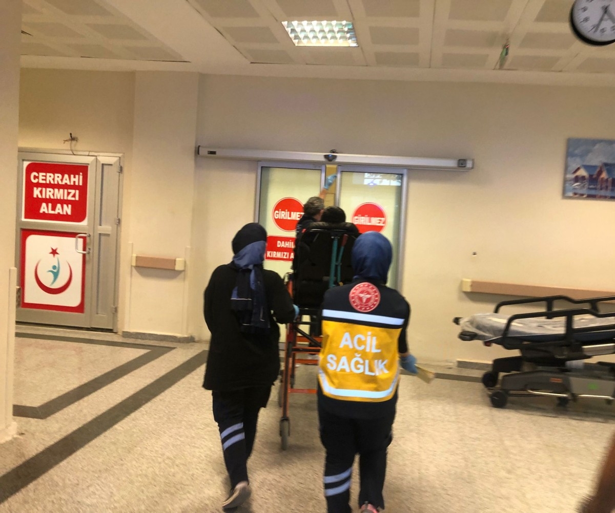 Ağacı Budarken Tahrayla Elini Yaraladı