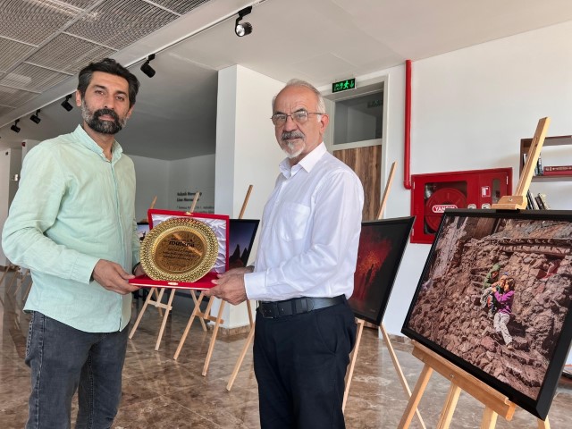 Depremzede Çocukların 'Dede'sine Plaket