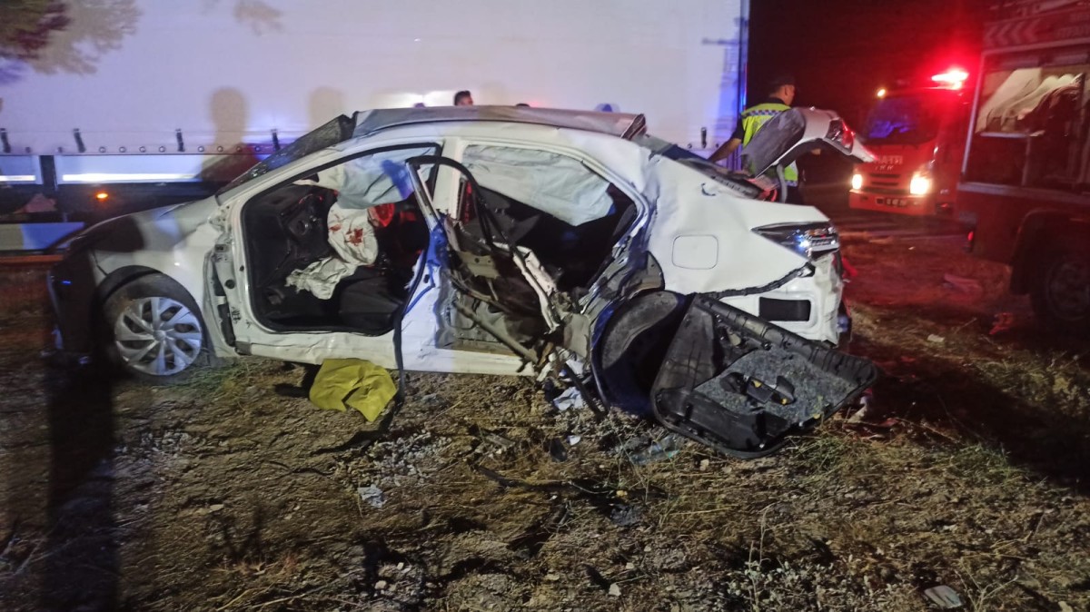 TIR İle Otomobil Çarpıştı: 1 Ölü, 3 Yaralı