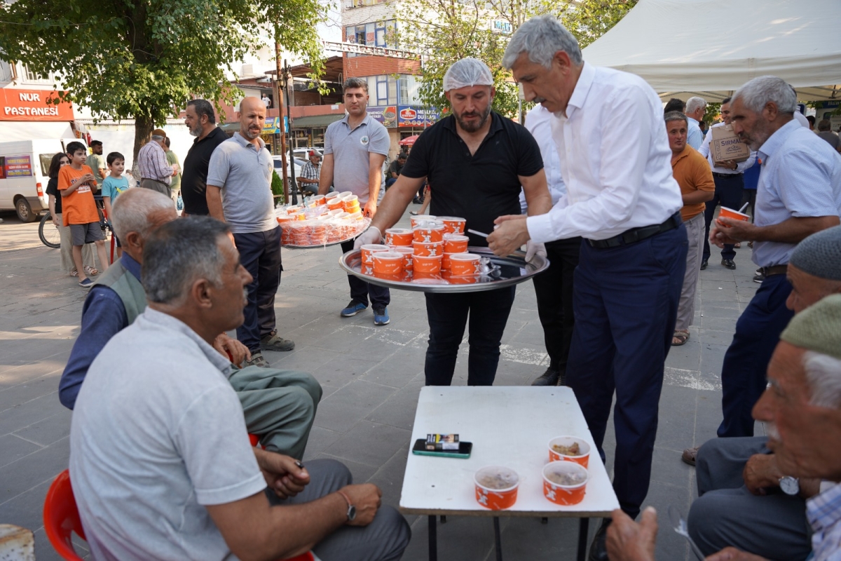 Başkan Hallaç Vatandaşlara Aşure Dağıttı