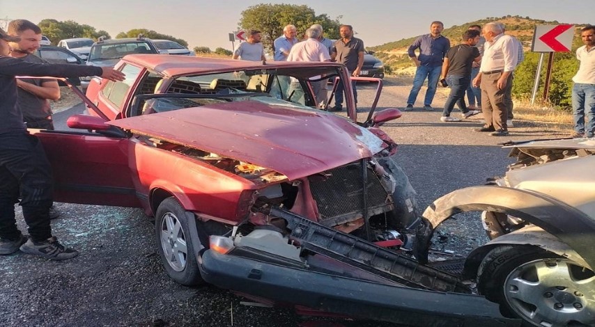 Besni'de Otomobil İle Ticari Araç Çarpıştı