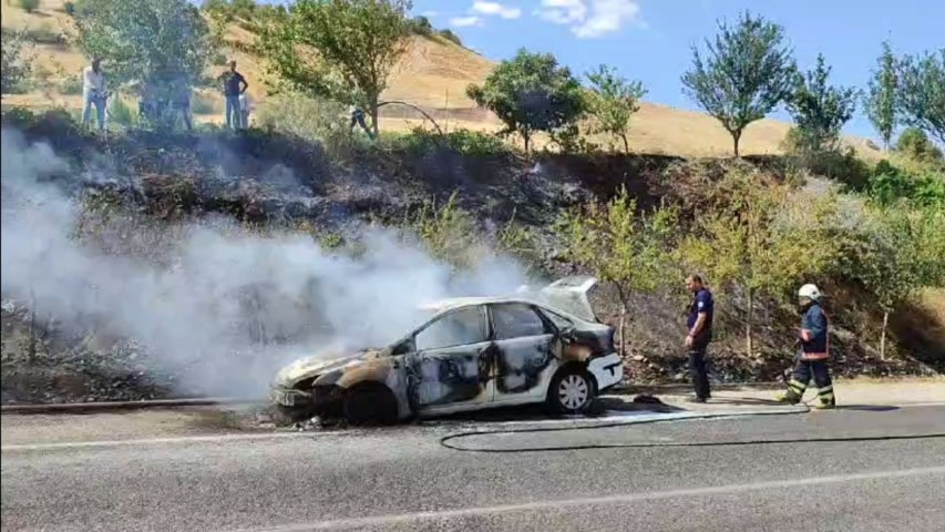 Adıyaman'da Seyir Halindeki Araç Alev Aldı