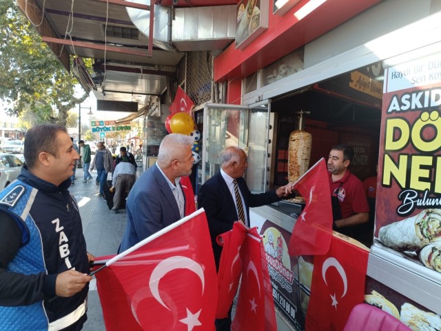 Esnafa 29 Ekim İçin Türk Bayrağı Dağıtımı