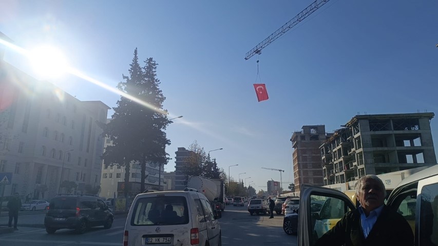 Vinç Operatöründen Bayraklı Kutlama