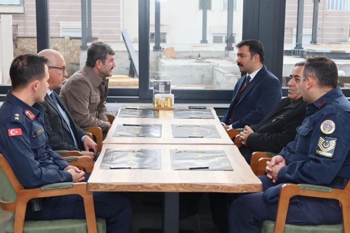 Kaymakam, Şehit Ailelerin Acısını Paylaştı