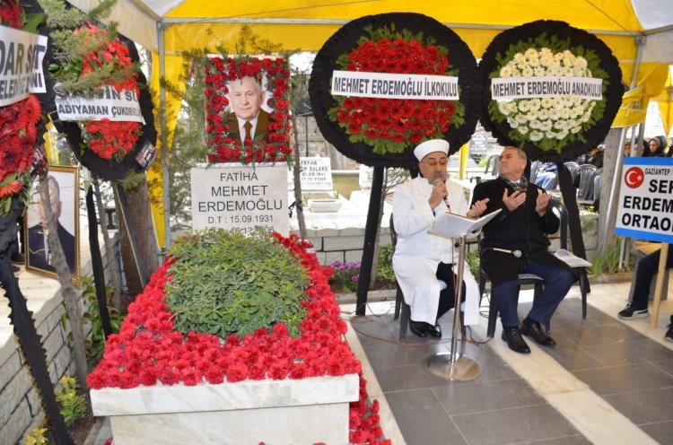 Merhum Erdemoğlu Mezarı Başında Anıldı