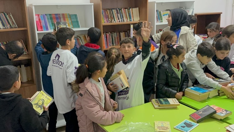 Deprem Bölgesindeki Çocukların Yüzü Güldü