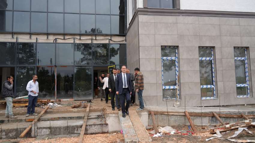 Müdür Tosun Sahada: Öğretmenevi Yükseliyor