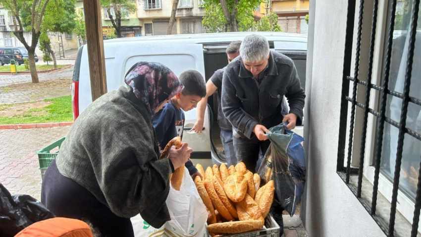 Besnili Muhtardan Gönülleri Isıtan Dayanışma: Her Gün 300 Ekmek