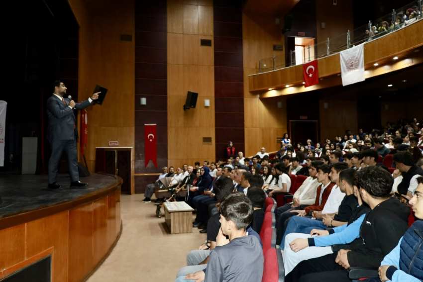 Kahta’da Gençlere İlham Veren Konferans