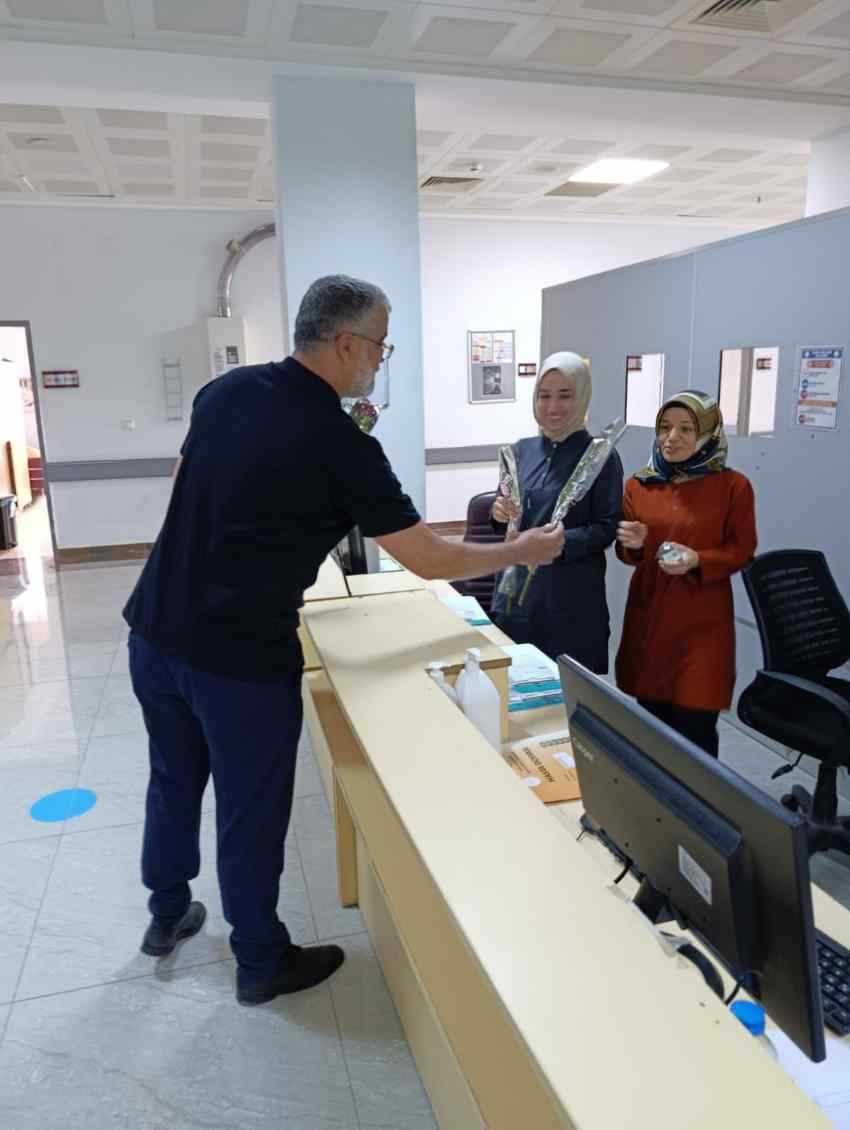 Hemşirelere Şefkatli Dokunuş: Karanfil Takdimi