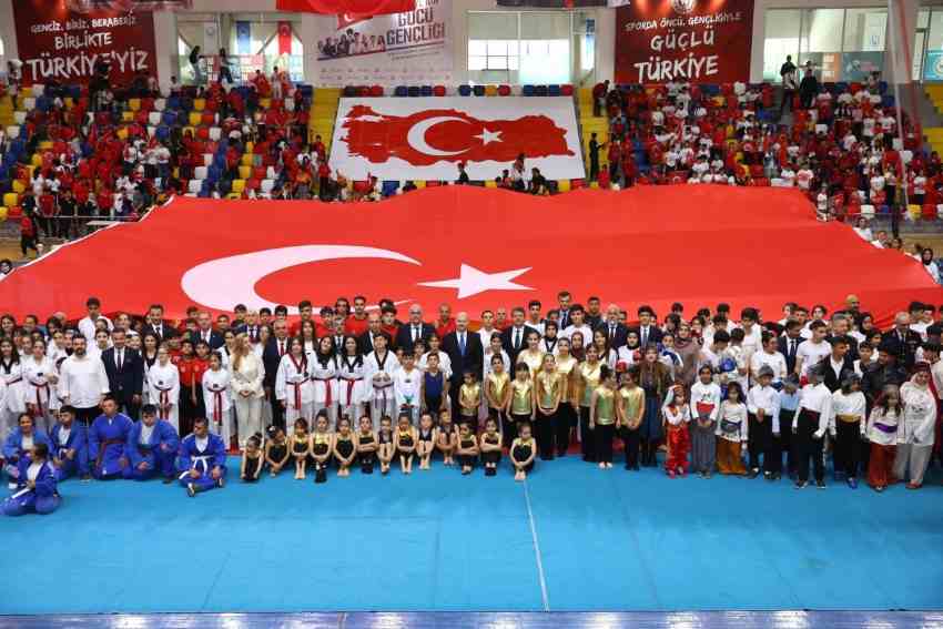 Adıyaman’da 19 Mayıs Coşkusu Spor Salonuna Sığmadı