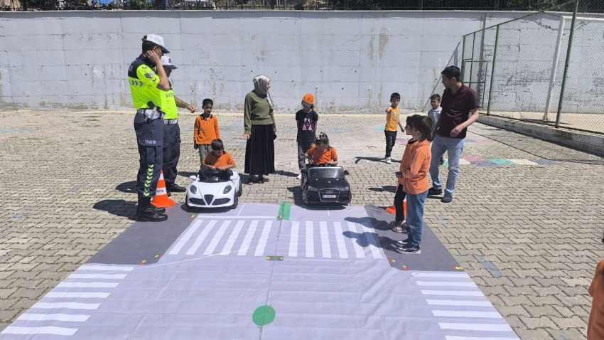 Minik Öğrenciler Hem Trafiği Hem Polisliği Öğrendi