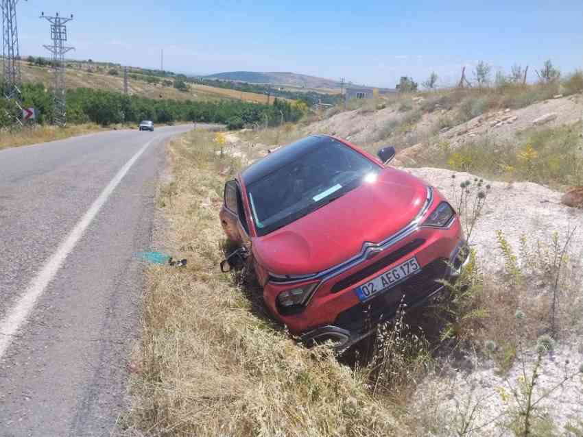Besni’de Şarampole Devrilen Araçta Can Pazarı
