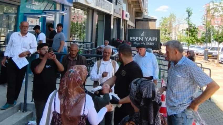 Saatlerce Sıra Beklediler, Esnafın İkramıyla Moral Buldular