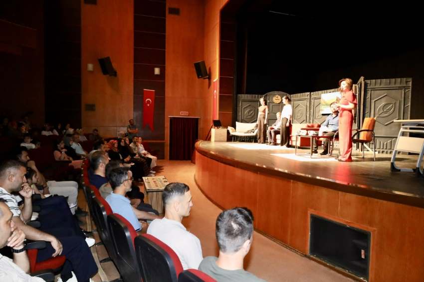 Kahta'da Aile İçi İletişimi Konu Alan Tiyatro Gösterisine Yoğun İlgi