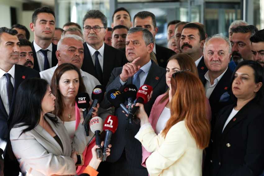 Özgür Özel’den CHP’de “Demokrasi Nöbeti” Çağrısı