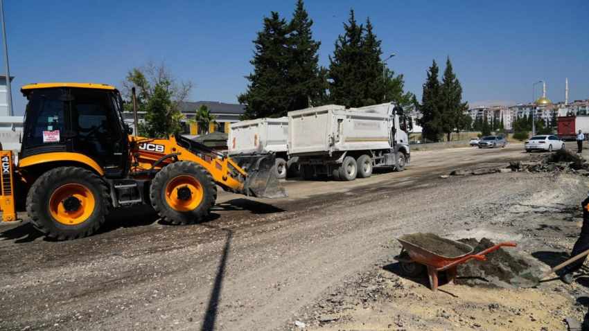 Adıyaman’da Hısnı Mansur Caddesi’nde Asfalt Çalışması Başladı