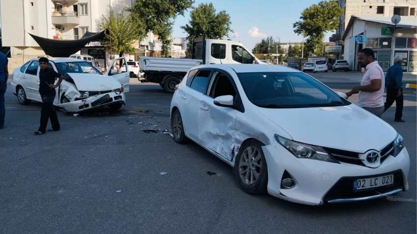 Adıyaman'da iki otomobil kavşakta çarpıştı: 3 yaralı