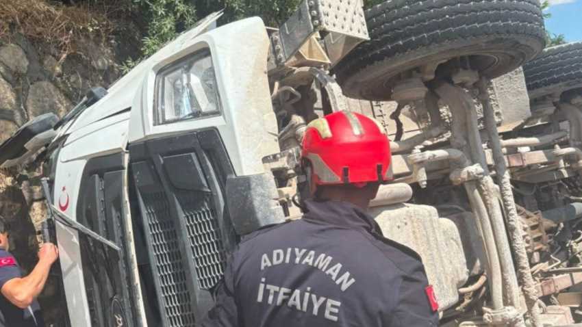 Adıyaman'da devrilen beton mikserinin sürücüsü itfaiye ekiplerince kurtarıldı