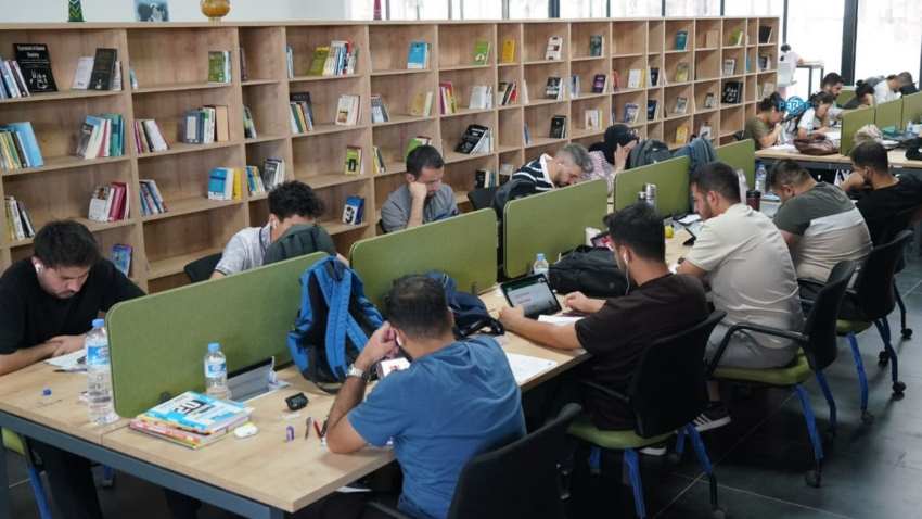 Park içi kütüphaneler öğrencilerin gözdesi oldu