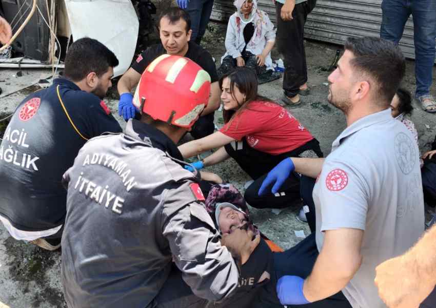 Adıyaman'da hafif ticari araç direğe çarptı: 9 yaralı