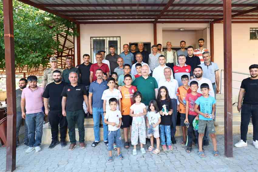 Vali Küçük, Kemerkaya'da vatandaşları dinledi