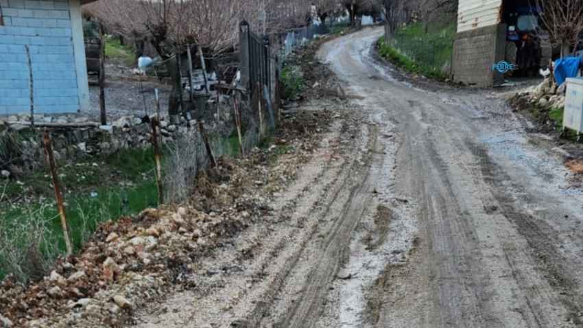 Bozpınar Köyü'nün bozuk yolu tepki çekiyor