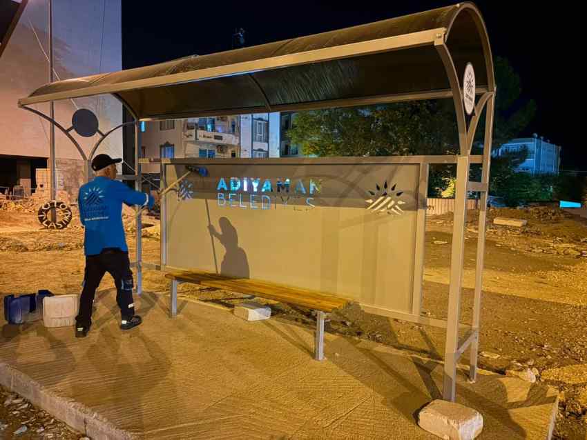 Adıyaman'da otobüs durakları temizleniyor