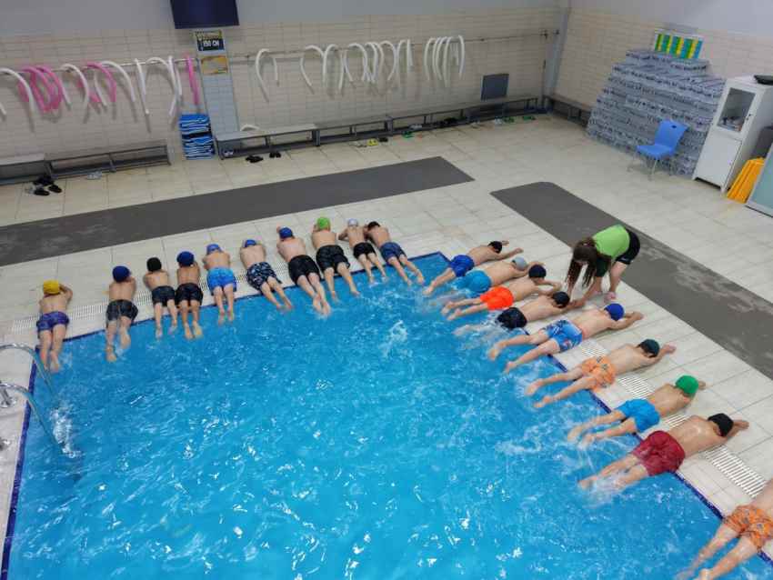 Koruma altındaki çocuklara yüzme desteği