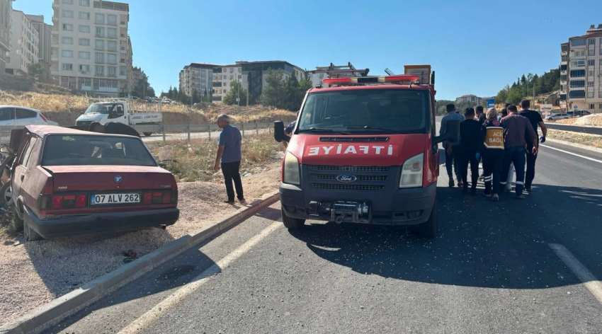 Besni'de otomobil şarampole devrildi