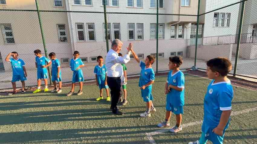 Besni’de yaz spor okuluna forma desteği