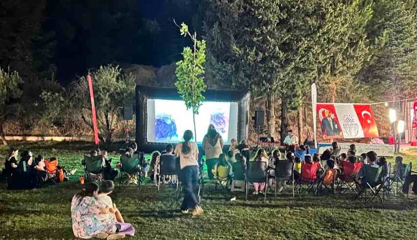 Adıyaman’da çocuklar yıldızların altında sinema izledi