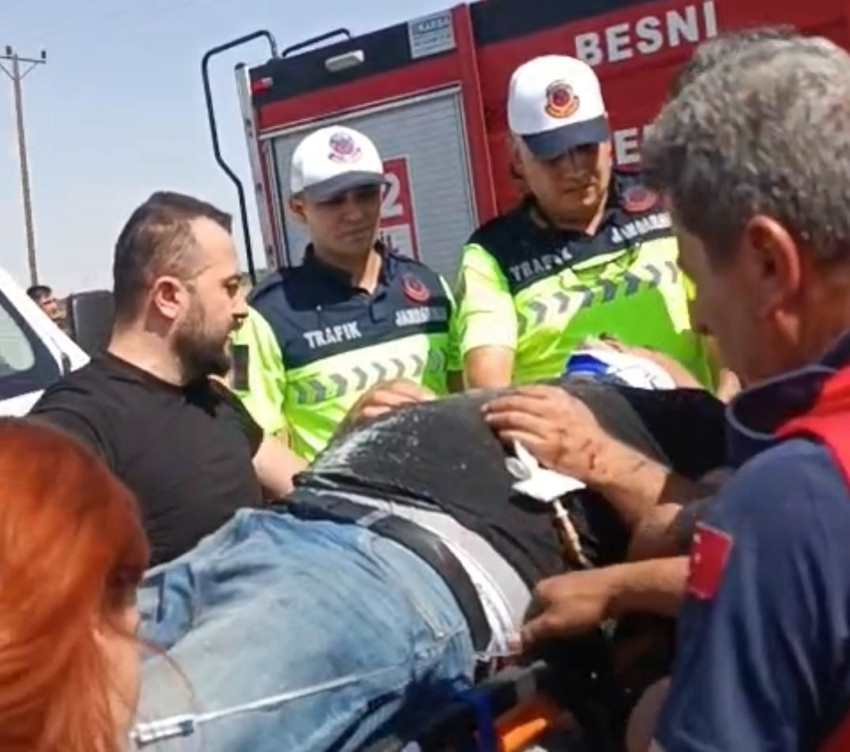 Besni’de otomobil ile TIR çarpıştı: 2 yaralı
