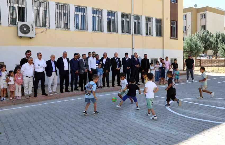 Adıyaman’da okul bahçelerine mini futbol sahaları