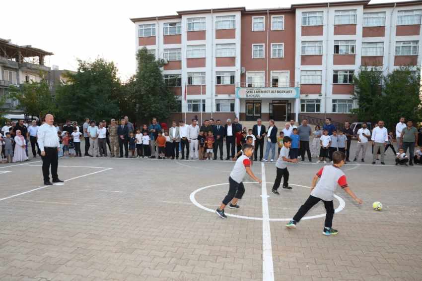 Kahta’da okul bahçesi futbol sahasına dönüştü