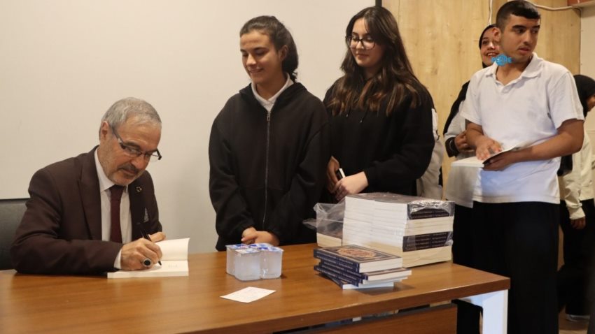 Yazar Özacar, Kahta’da öğrencilerle buluştu